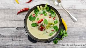 Tom Kha Gai Thailandische Suppe Mit Kokosmilch Rezept Suppe Mit Kokosmilch Lebensmittel Essen Essen Und Trinken