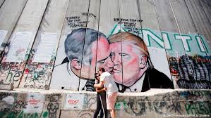 In dem konflikt geht es hauptsächlich um die sicherheit von grenzen. Israel Ein Kuss Der Den Frieden Verrat Nahost Dw 30 01 2020
