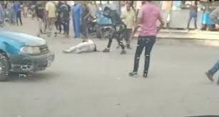انتقل فريق من النيابة العامة، اليوم الإثنين، إلي موقع حادث ذبح شخص علي يد آخر في وسط مدينة الإسماعيلية، لمعاينة مكان وقوع الحادث المأساوي. Q0lglwyrf Dblm