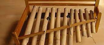 Suara yang muncul sangat unik, terkesan mirip seperti suara katak. Alat Musik Rindik Khas Bali Perangkat Musik Tradisional Kombinasi Angklung Dan Gamelan Kintamani Id