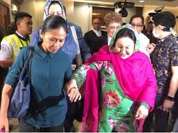 Jumpa bomoh, kelibat datin seri rosmah mansor di mahkamah jadi topik hangat před rokem. Peguam Dakwa Doktor Rawat Rosmah Rasa Terancam