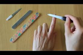 Beschleunigen kannst du das gut mit aceton (wattebausch tränken) oder nagellackentferner der am. Video Wie Bekommt Man Nagelkleber Ab So Geht S Ganz Leicht