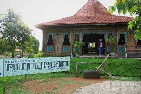 Gambar diatas merupakan gambar dengan judul desain rumah kampung jawa dengan konsep rumah joglo yang diupload oleh mietha fanza dengan kategori postingan rumah. Rindu Kampung Halaman Yuk Coba Wisata Rumah Joglo Di Bekasi Wisata Pasangmata