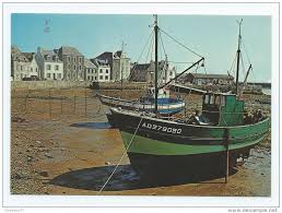 Ile De Sein Bateau De Peche Adieu Vat Dans L Arriere Port A Maree Basse En 1970 Ile De Sein Bateaux De Peche Camaret Sur Mer