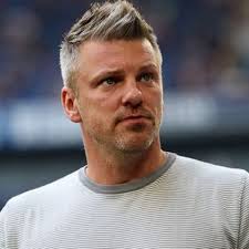 Anthony Modeste vom 1. FC Köln versteigert seine Drei-Tore-Hose