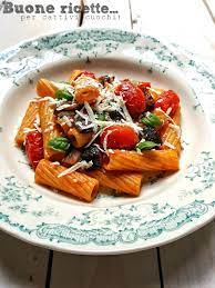 Per preparare la pasta alla norma come prima cosa lavate e asciugate bene la melanzana, spuntatela 1. Pasta Alla Norma Ricetta Passo Passo Buone Ricette Per Cattivi Cuochi