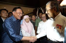 Bekas setiausaha sulit anwar, anuar shaari menyatakan bahawa anwar ibrahim selaku menteri kewangan ingin meminta bantuan imf bagi menangani kemelesetan ekonomi dan jatuhnya mata wang 1997, tetapi tun dr mahathir telah bertegas menolak pinjaman imf dan menetapkan kadar pertukaran wang asing rm3.80 bagi setiap dollar amerika. Anwar Says He Never Offered Himself For Cabinet Will Wait Turn As Pm Centreline