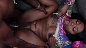 Hood hunnies newest update starring Mrsfeedme - XNXX.COM