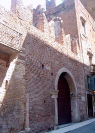 La casa si trova in via delle arche scaligere a verona, è la casa che risulta appartenuta a cagnolo nogarola detto romeo. Casa Di Romeo Wikipedia