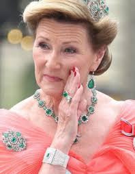 Tiara Mania: Crown Princess Märtha of Norway's Emerald & Pearl Bracelet  Tiara