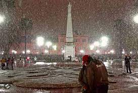 ] se produjo la primera de dos nevadas fuera de lo común que ocurrieron en esta zona metropolitana de argentina. Plaza De Mayo Con Nieve Plaza De Mayo Buenos Aires Nieve
