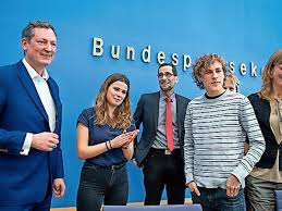 Bereits während seines studiums war eckart von hirschhausen als straßenkünstler unterwegs, die liebe zur komik und zauberei war bei ihm schon von kindesbeinen an präsent. Eckart Von Hirschhausen Medienmann Der Schulerproteste