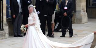 Kate middleton (l.) spannt die modewelt wegen ihres hochzeitskleids auf die folter. Kates Brautkleid Wird Im Buckingham Palast Ausgestellt Panorama Nordbayern