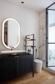 Casa Ampla Com Decoracao Vibrante Casa De Valentina Em 2020 Estantes Minimalistas Chuveiro Preto Torneira Para Cuba