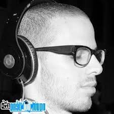 Ca sĩ nhạc pop Johnny Goldstein