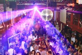 Wenn der maximalbetrag auf einer karte erreicht ist, kann man sich meist an der kasse gegen bezahlung der alten karte eine neue holen oder man bezahlt die gesamte karte direkt an der theke und bekommt eine neue karte ausgehändigt. Warum Die Grossraumdisco Nicht Sterben Darf Der Spiegel