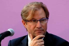 The statutes of interpol, which has 194 member countries, establish that a 'red card' is an international notice about wanted persons, but not an arrest warrant, which corresponds to apply to each government. Andres Roemer Alchetron The Free Social Encyclopedia