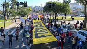 Os manifestantes estão mais distanciados uns dos outros do que costumava ocorrer em protestos antes da pandemia. Cidades De Sc Tem Manifestacoes A Favor Da Vacina Da Covid E Contra Bolsonaro Santa Catarina G1