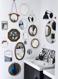 Eine Sammlung Unterschiedlicher Spiegel An Einer Wand Im Badezimmer Daneben Steht Hemnes Waschbeckensch Spiegel Schmucken Dekorative Wandspiegel Alter Spiegel