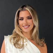 Deborah Lea's Instagram, Twitter & Facebook