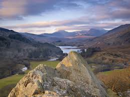 Landschaft · fluss · berge · bäume · braun · blau · himmel · bäume · person · hund · rocky · landschaft · wales. Tipps Infos Fur Eine Wales Rundreise Visit Britain