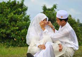 Cerpen romantis suami istri ketika sore sepulang kerja seorang suami melihat isteri yang tertidur pulas karena kecapekan bekerja sehari. Romantisme Sepasang Suami Istri Kisahikmah Com