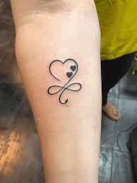 Portrét tetování obrázky malba kreslení jednoduché kresby. 45 Tatouages D Oiseaux Mignons Je Pense Que L Admiration Humaine Des Oiseaux Est Principalement Enracinee Tattoos For Daughters Tattoos For Kids Mom Tattoos