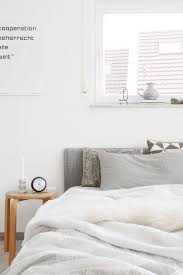 Klassische deckenleuchten, die es in runder und eckiger ausführung gibt, sind direkt unter der zimmerdecke angebracht. Interior Weiss Grau Holz Schlafzimmer Herbstlich Einrichten Tasteboykott