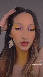 Un poco de color para esperar la primavera 🌻, ., ., ., ., ., ., ., .,  #primavera #makeup #makeupartistico #maquillajeartistico  #maquillajeprofesional #brillo #makeupamarillo #makeupvioleta #artistic ...