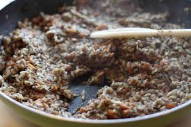 Am o problema cu sarmalutele in foi de vita de vie, in sensul ca, in aceeasi oala si cu frunze de vita de vie culese primavara, odata toate, unele. Sarmale De Post In Foi De Vita Felul Doi Supermarket Profi Romania