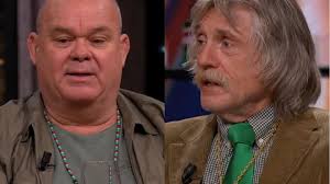 Johan Derksen spreekt Paul de Leeuw tegen over VI-vertrek