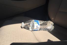 4 thứ tưởng vô hại để trong ô tô dưới nắng gắt gây hậu quả cho người dùng