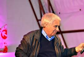 Srpna 1939 v sables d'ollone, ve francii, je český herec, zpěvák, scénárista, režisér, tlumočník, moderátor a textař. Josef Laufer Aktualni Informace O Jeho Zdravotnim Stavu Fakta Today
