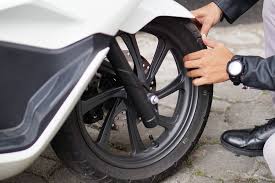 Selain itu, lihat juga apakah ada benjolan atau tidak pada seluruh permukaan ban. Jangan Cuek Selalu Cek Kelayakan Ban Motor Sebelum Berkendara