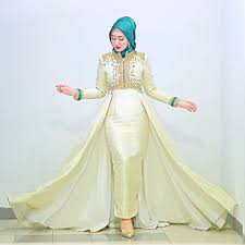 Untuk contoh model di atas, dengan balutan kebaya modern serta hijab pasmina warna merah, maka tentu nampak indah dan elegan ketika digunakan. 45 Baju Muslim Pesta Pernikahan Dian Pelangi 2021 Unik Keren Model Kebaya Modern Terbaru