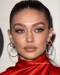 What Happens to Your Brain When You Stop Wearing Makeup?