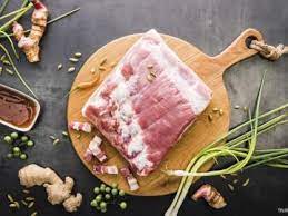 Servez le ventre de porc cuit au four à la table bien chaud. Comment Reussir La Cuisson De La Poitrine De Porc Leporc Com