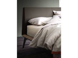 I letti con contenitore sono una soluzione pratica per organizzare e sfruttare con intelligenza uno spazio che sarebbe altrimenti sprecato. Offerta Per Un Letto In Legno Con Piedini In Metallo Scontato Del 25