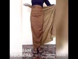 Tutorial Memakai Kain Batik Lilit By Chandani Indonesia Youtube In 2020 Kain Batik Dress Shirts For Women Batik