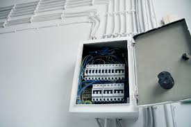 The old fuse boxes in the us (that used fuses) typically had two types of fuses, the round fuse that had a glass panel that you could see the fuse wire to tell if it was blown. How To Safely Reset Your Home S Electricity