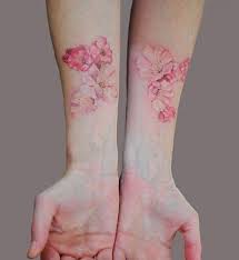 Des Fleurs De Cerisier Sur Les Poignets Tatouage Discret Beau Tatouage Tatouage