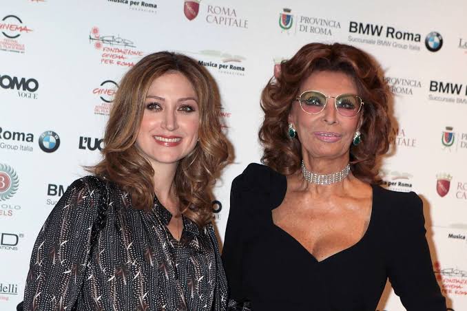 Sophia Loren sz&eacute;ps&eacute;ges menye f&ouml;l&ouml;tt mintha meg&aacute;llt volna az idő: Sasha  Alexander 50 felett is gy&ouml;ny&ouml;rű - Vil&aacute;gszt&aacute;r | Femina