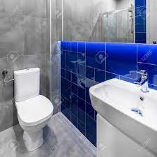 | baños pequeños como instalar un lavamanos de pedestal. Bano Pequeno En Gris Y Azul Con Inodoro Lavabo Y Mueble De Lavabo Fotos Retratos Imagenes Y Fotografia De Archivo Libres De Derecho Image 69049609