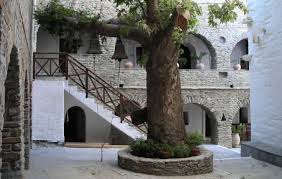 Καθώς πήγαινε στην κωνσταντινούπολη για να είναι μία από τις υποψήφιες νύφες του αυτοκράτορα, επισκέφτηκε η αγία ειρήνη συνδέθηκε και με το περιστατικό των τριών μήλων, όπως το εξιστορεί ο συναξαριστής: Monh Agias Eirhnhs