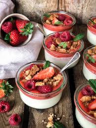 Panna Cotta Vanille Coulis De Fraises Et Crumble Aux Amandes Coulis De Fraise Recette Mousse Fraise Crumble