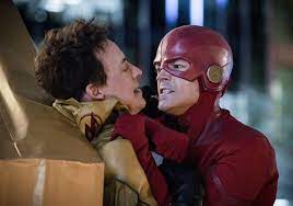 La saison dernière, c'était trop léger, presque comme si on riait nerveusement pour couvrir le fait que ça ne faisait pas les devoirs, et que ça faisait rarement deux bons épisodes consécutifs. The Flash Finale Recap Season 5 Episode 22 Ew Com