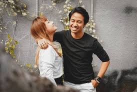 Meninggalkan garasi yang membesarkan namanya, ayu sempat menjadi vokalis di beberapa band, salah satunya killing me inside. Ingat Ayu Ratna Eks Garasi Band Ini 10 Potret Terbarunya Bareng Suami