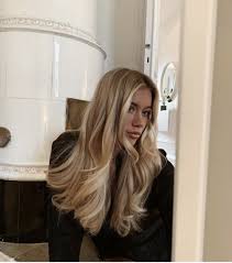 Cassandra ann randolph (born april 27, 1995) is an american television personality who came to national prominence in 2019, as the winner of season 23 of the bachelor, starring colton underwood. Pin By Cassie Randolph On Volosy Hair Styles Short Blonde Hair Blonde Hair Looks