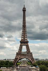 L'image a surpris plus d'un parisien: Tour Eiffel Vikidia L Encyclopedie Des 8 13 Ans