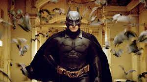 In linistitul oras gotham apare bane, un terorist mascat al carui plan nu tocmai cu fluturasi roz (de a distruge orasul gotham) il determina pe batman sa iasa din. Cavalerul Negru Legenda Renaste Trailer